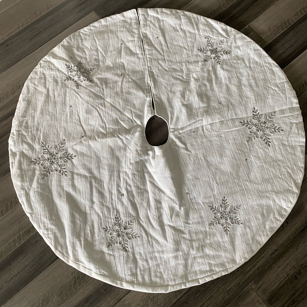 White Silver Sequins Snowflakes Christmas Tree Skirt